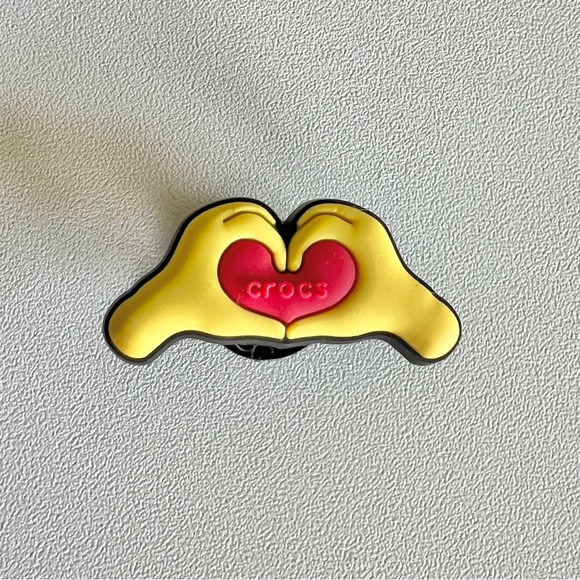 Crocs heart hand gesture emoji Jibbitz charm - Picture 1 of 5